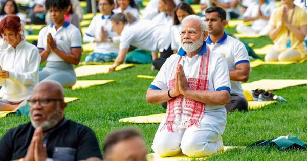 International Yoga Day : PM मोदी ने विशाखापट्टनम में किया योग, बोले- तनाव से गुजर रही दुनिया के लिए योग एक पॉज बटन