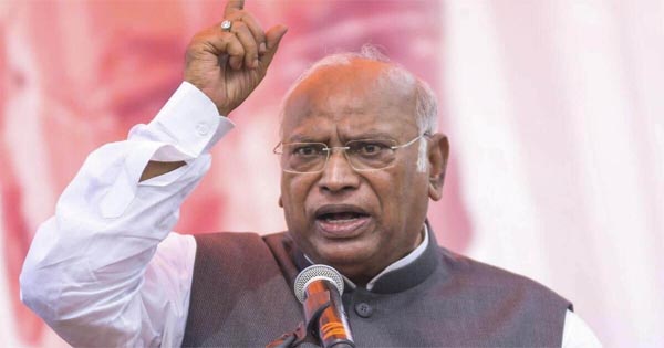 खड़गे का प्रधानमंत्री मोदी पर तीखा वार, कहा- आप विश्वगुरु हों या घर के गुरु, जनता को रोटी-कपड़ा-छत चाहिए
