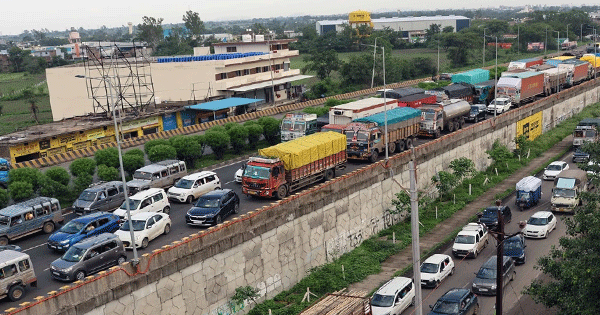 इंदौर-देवास रोड पर लगा 8 किमी लंबा जानलेवा जाम, 3 की मौत, 32 घंटे तक फंसी रही 4000 गाड़ियां