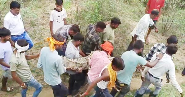 मुरैना : गांव में मगरमच्छ घुसने से ग्रामीणों में दहशत, वन विभाग ने चंबल नदी में छोड़ा