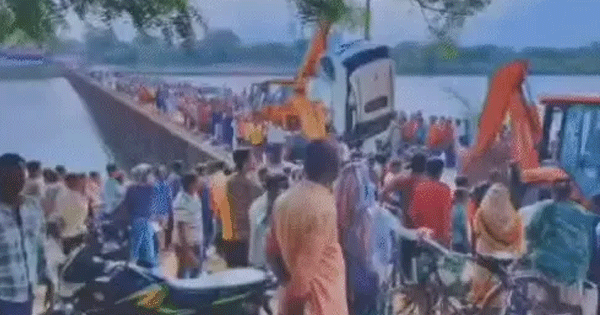 छत्तीसगढ़ : शिवनाथ नदी में कार हादसा, MP के बैंककर्मी की मौत, 3 की हालत गभींर, रायपुर से जबलपुर जा रहे थे