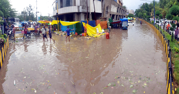 झमाझम बारिश -शहर तरतबर, पौने तीन इंच बारिश से सड़कों पर लगा जाम, सड़कें और गलियां बनी तालाब