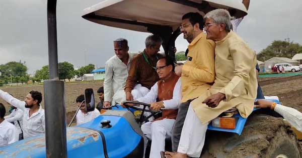 इंदौर में केंद्रीय कृषि मंत्री बोले- ‘जीनोम एडिटिंग’ से बढ़ाएंगे सोयाबीन की पैदावार, ट्रैक्टर चलाकर की बुआई