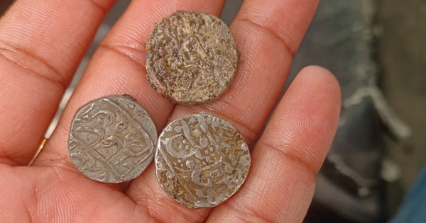 MP के इस गांव में शौचालय की खुदाई से निकले चांदी के सिक्के, खजाना देख लोग रह गए दंग