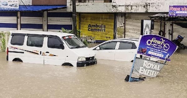 अहमदाबाद में भारी बारिश से बाढ़ जैसे हालात, हिमाचल में कई जगह फटे बादल, IMD ने केरल-ओडिशा और पश्चिम बंगाल में जारी किया रेड और ऑरेंज अलर्ट