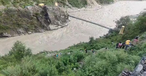 रुद्रप्रयाग में बड़ा हादसा : अलकनंदा नदी में गिरी यात्रियों से भरी बस, 1 की मौत; तेज बहाव में बह गए कई यात्री