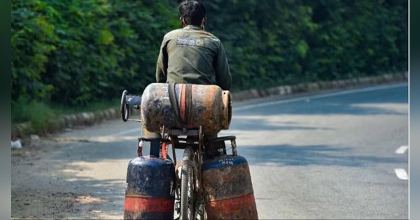 LPG Cylinder Price : आज से सस्ता हो गया गैस सिलेंडर, जानें दिल्ली से मुंबई तक कितने घटे रेट