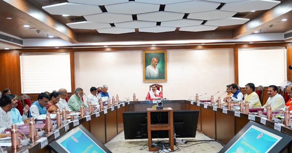 भोपाल में खुलेगा RRU का कैंपस, जल गंगा अभियान से लेकर वृंदावन ग्राम तक MP कैबिनेट के बड़े फैसले