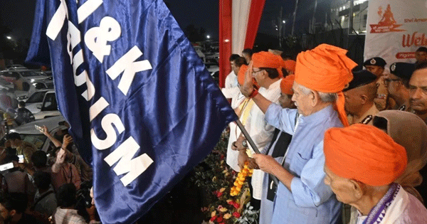 अमरनाथ यात्रा का पहला जत्था जम्मू से रवाना, उपराज्यपाल ने दिखाई हरी झंडी, 3 जुलाई से होगी आधिकारिक शुरुआत