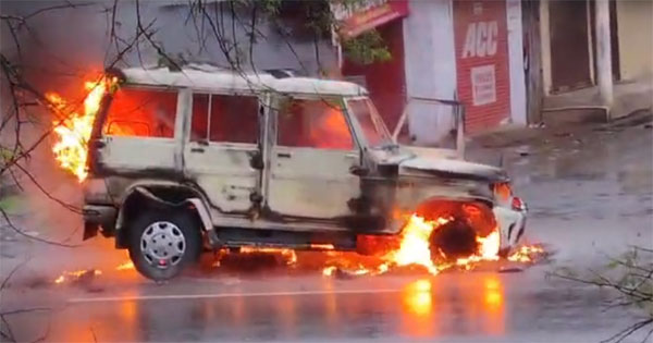 VIDEO : कुबेरेश्वर धाम के पास हादसा, चलती बोलेरो में अचानक लगी आग, मची अफरा-तफरी