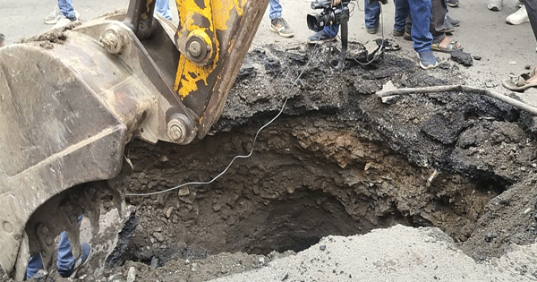 इंदौर : मेघदूत गार्डन के सामने धंसी सड़क, चार फीट गहरा गड्ढा बना, नगर निगम ने शुरू की जांच