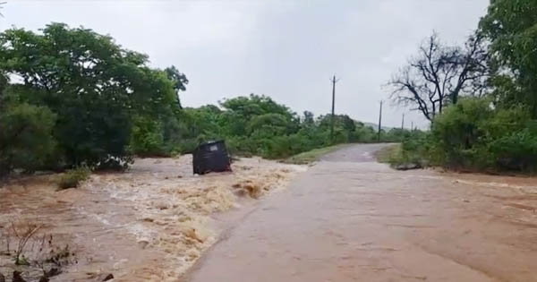 पन्ना में नदियां-नाले उफान पर, तेज बहाव में बहा ई-रिक्शा, चट्टानों में फंसा, बाल-बाल बचे यात्री