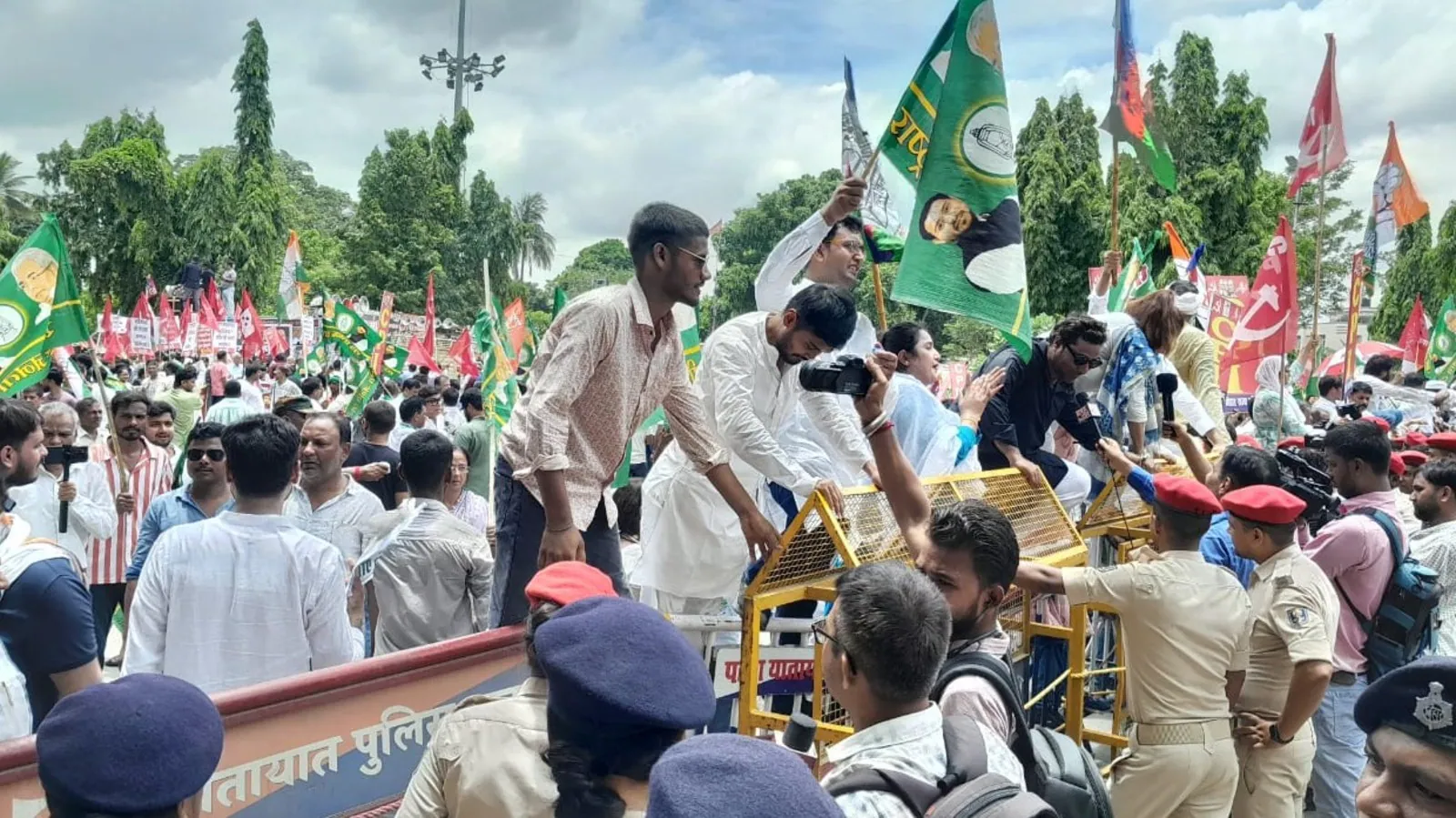 बिहार बंद : वोटर वेरिफिकेशन के विरोध में महागठबंधन का हल्ला बोल, कई जगह रोकीं ट्रेनें; सड़कों पर जलाए टायर