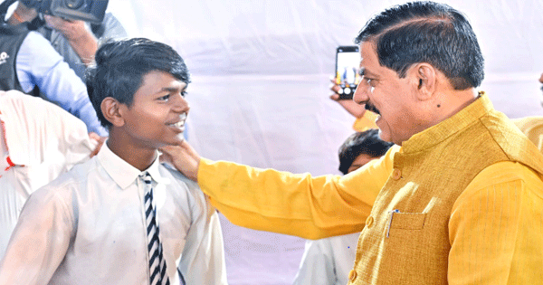 गुरु पूर्णिमा महोत्सव में शामिल हुए सीएम, कहा- लाड़ली बहनों को इस बार मिलेंगे 1500 रुपए, हाईटेक स्कूल भवन का किया लोकार्पण