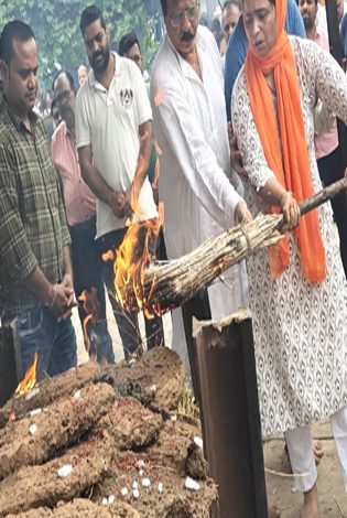 पिता को मुखाग्नि देने सात समंदर पार से आई बेटी-पंचकुइया मोक्षधाम में दी अंतिम विदाई