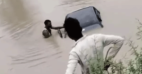 अशोकनगर : गड्ढे में गिरी कार से 3 लोगों का रेस्क्यू, लगातार बारिश से सड़कों पर जलभराव, राजघाट डैम के चार गेट खोले