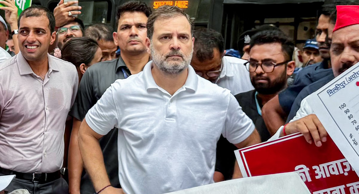वोट चोरी जैसे गंदे शब्‍द... चुनाव आयोग का राहुल को करारा जवाब, बोला- यह करोड़ों वोटर्स पर हमला