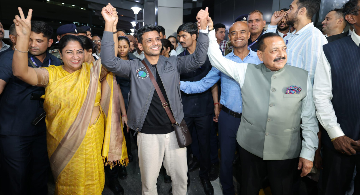एस्ट्रोनॉट शुभांशु शुक्ला की वतन वापसी : दिल्ली एयरपोर्ट पर मंत्री जितेंद्र सिंह और CM रेखा ने किया स्वागत, PM मोदी से करेंगे मुलाकात