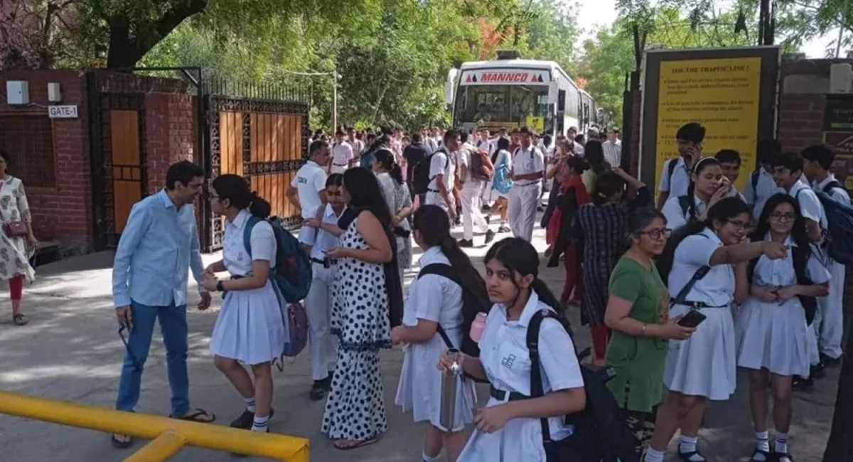 Bomb Threat: DPS द्वारका समेत कई स्कूलों को बम से उड़ाने की धमकी, प्रशासन ने खाली कराई बिल्डिंग; जांच जारी