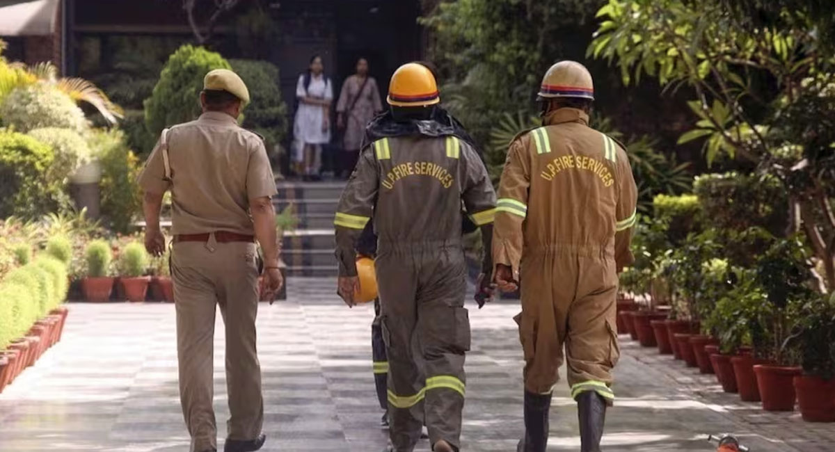 Delhi Schools Bomb Threat : दिल्ली के पांच स्कूलों को मिली बम से उड़ाने की धमकी, खाली कराई गईं बिल्डिंग