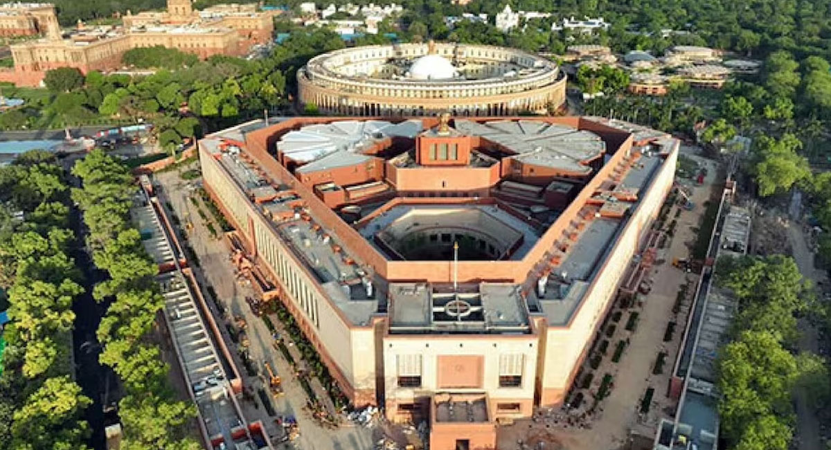 संसद भवन की सुरक्षा में फिर सेंध : दीवार फांदकर गरुड़ द्वार तक पहुंचा युवक, कल ही खत्म हुआ था मानसून सत्र