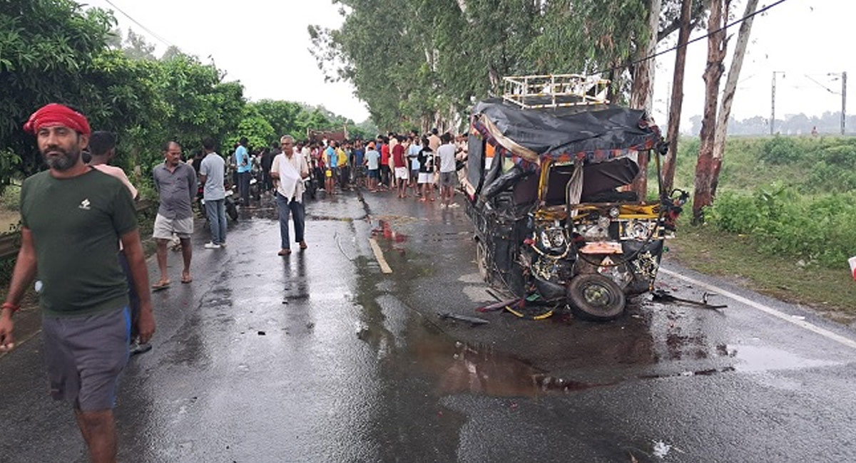 पटना में भीषण सड़क हादसा : हाइवा और ऑटो की भीषण टक्कर, गंगा स्नान से लौट रहे 8 श्रद्धालुओं की मौत, कई घायल