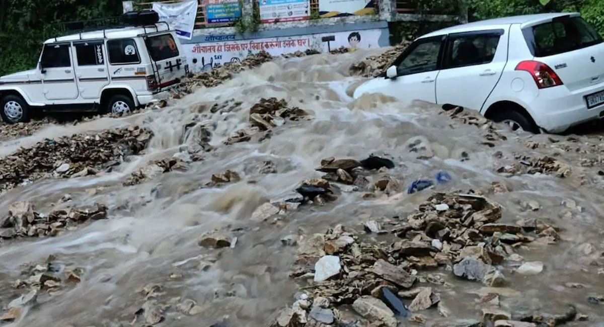 उत्तराखंड में फिर फटा बादल : रुद्रप्रयाग और चमोली में तबाही, 2 लोग लापता; अलकनंदा डेंजर लेवल के ऊपर