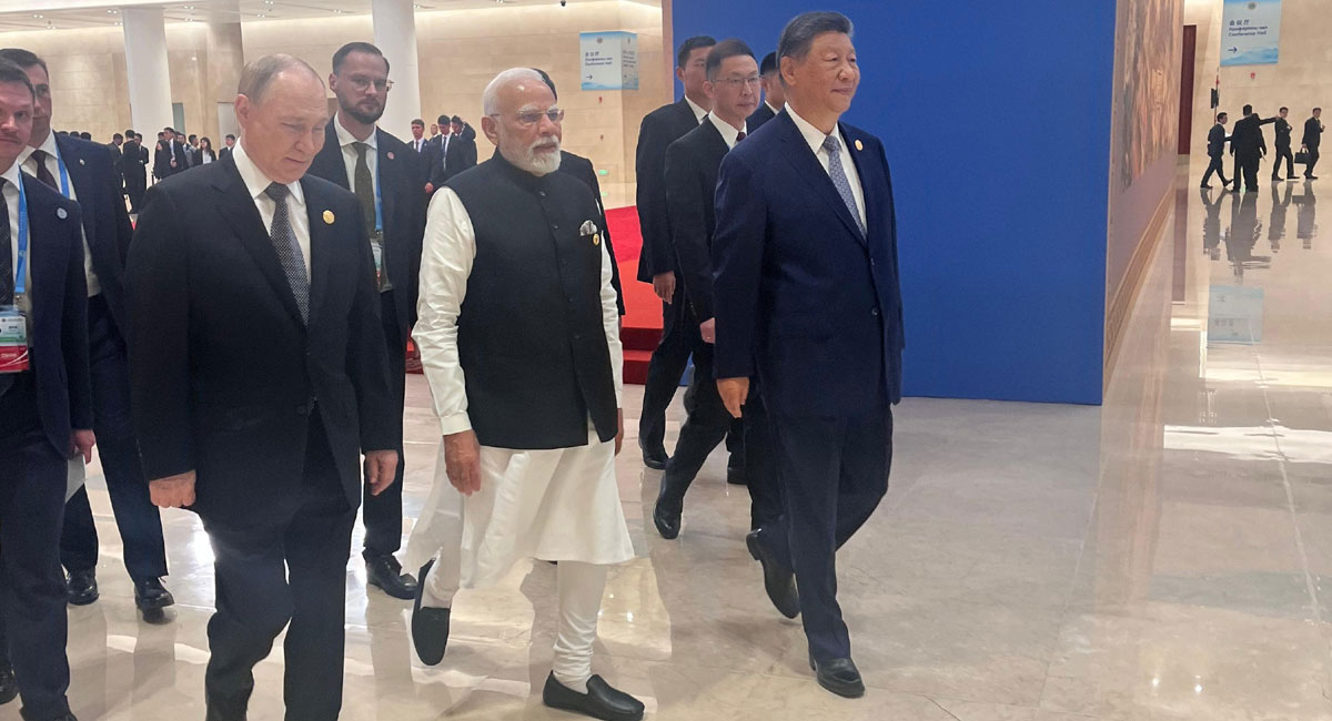 SCO समिट को संबोधित करने के लिए जाते हुए मोदी-जिनपिंग-पुतिन।