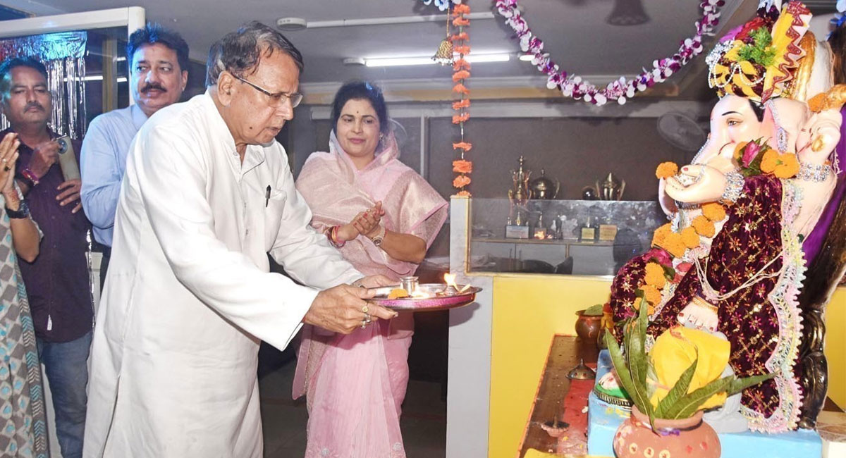 पिछड़ा वर्ग एवं अल्पसंख्यक कल्याण मंत्री कृष्णा गौर और पूर्व मंत्री पीसी. शर्मा