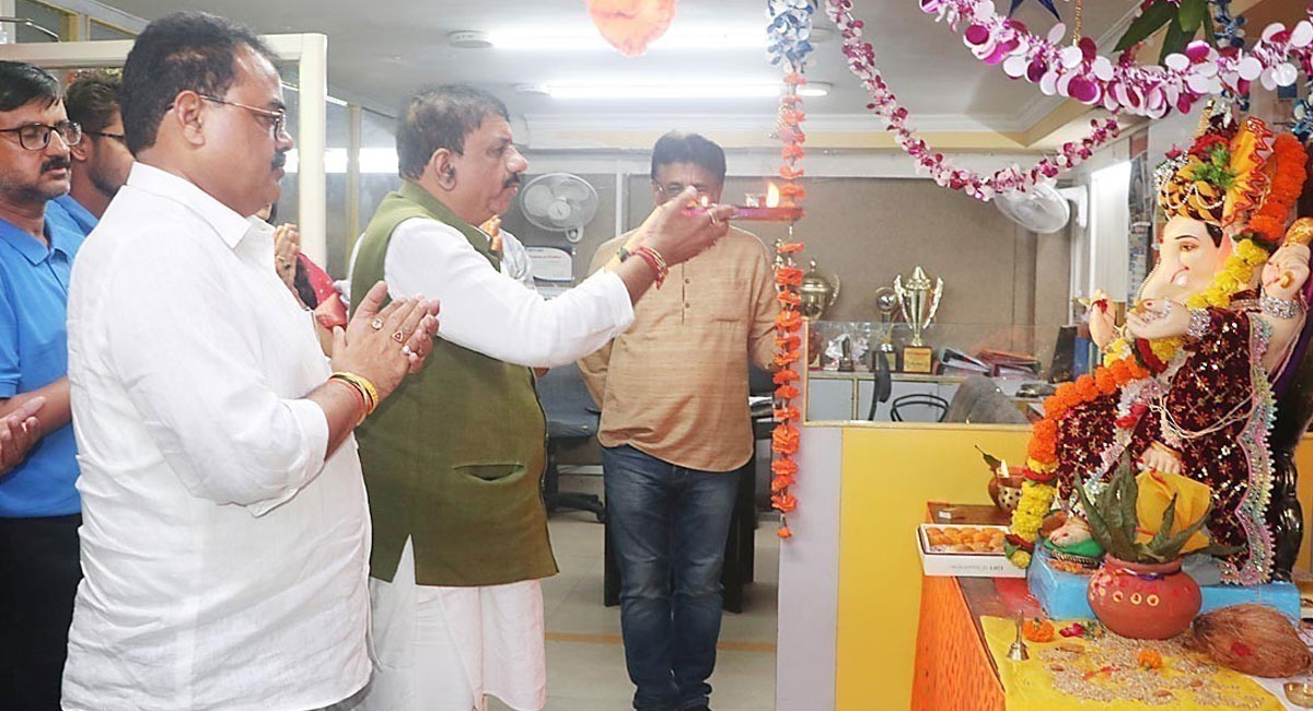 भोपाल सांसद आलोक शर्मा और बीजेपी जिला अध्यक्ष रविंद्र यति