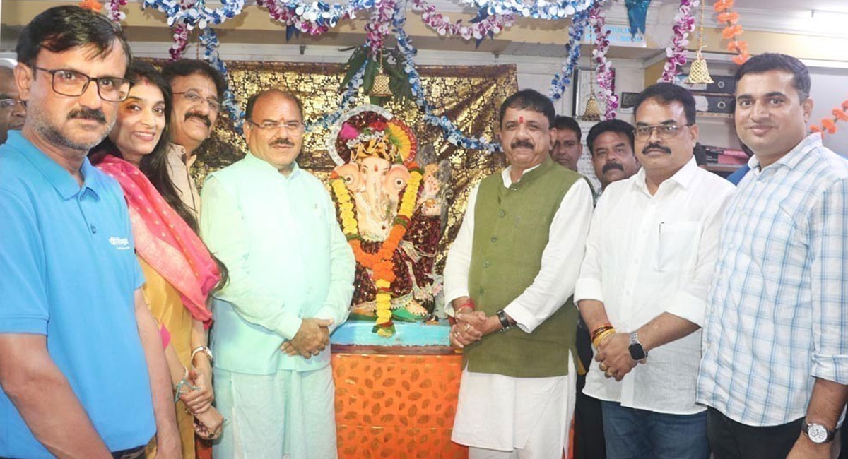 भाजपा सांसद आलोक शर्मा, दक्षिण पश्चिम विधानसभा क्षेत्र के विधायक भगवानदास सबनानी और भाजपा के जिलाध्यक्ष रवींद्र यति ने की आरती