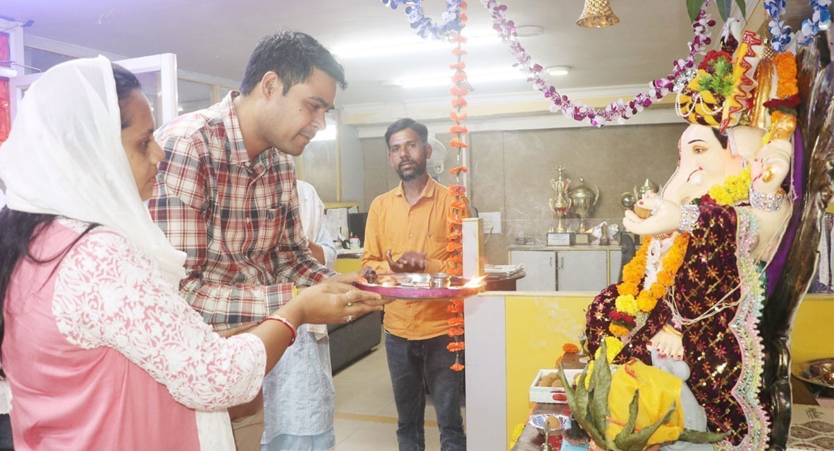 भोपाल डीएफओ लोकप्रिय भारती और उनकी पत्नी शोभना कौशल (पशु चिकित्सा सहायक शल्यज्ञ) ने की आरती।