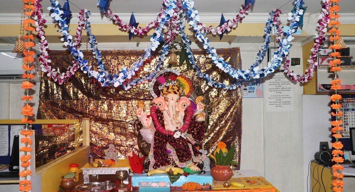 पीपुल्स समाचार कार्यालय में स्थापित गणपति बप्पा