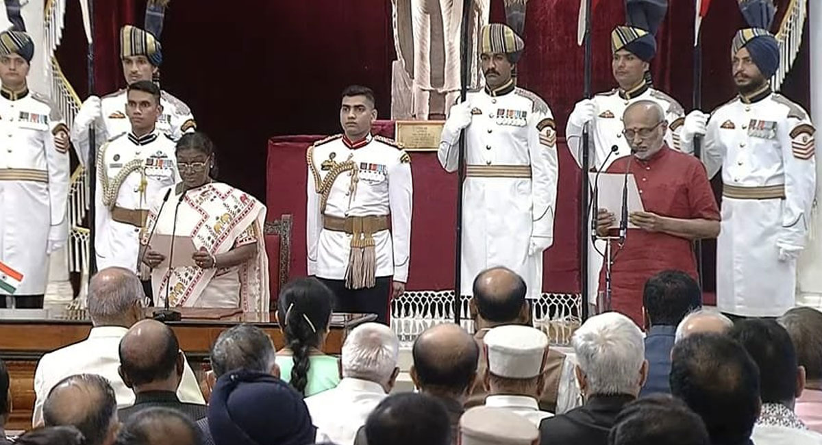 सी.पी. राधाकृष्णन बने भारत के 15वें उपराष्ट्रपति : राष्ट्रपति द्रौपदी मुर्मू ने दिलाई शपथ, समारोह में जगदीप धनखड़ भी रहे मौजूद 