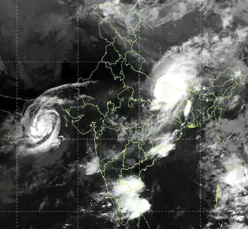 यह सैटेलाइट इमेज भारतीय मौसम विभाग (IMD) ने जारी की है। इसमें साइक्लोन गुजरात के करीब नजर आ रहा है।