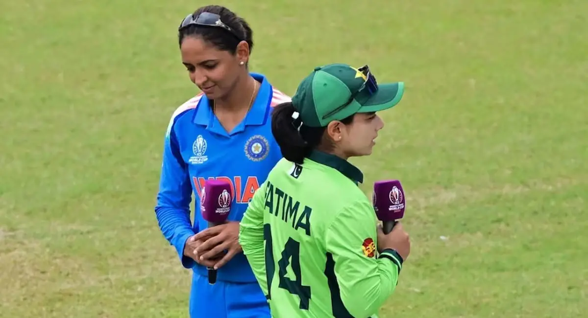 IND W vs PAK W : कोलंबो तक ‘नो हैंडशेक पॉलिसी’ की गूंज, हरमनप्रीत कौर ने पाकिस्तानी कप्तान से नहीं मिलाया हाथ