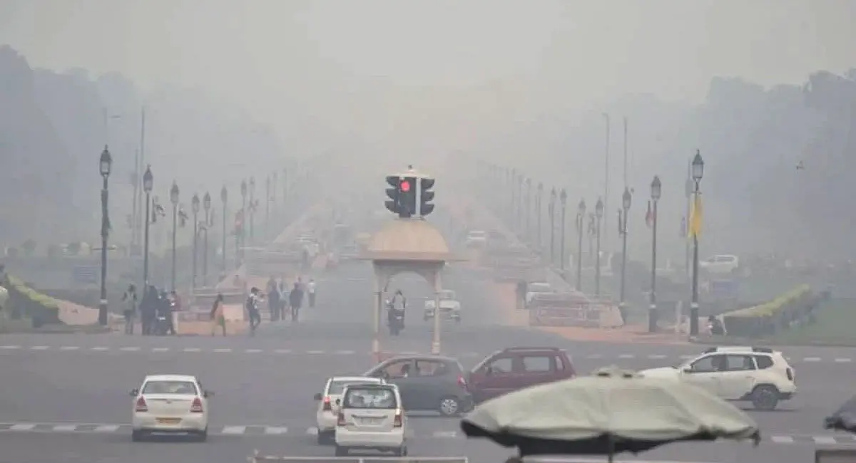 दिवाली से पहले ही दिल्ली-NCR में सांस लेना हुआ मुश्किल, जहरीली हुई हवा; AQI 350 के पार, क्लाउड सीडिंग की तैयारी शुरू