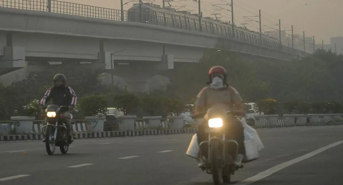 दिल्ली में दिवाली के बाद खराब हुई एयर क्वालिटी, AQI 350 के पार; लोगों को घरो में रहने की सलाह
