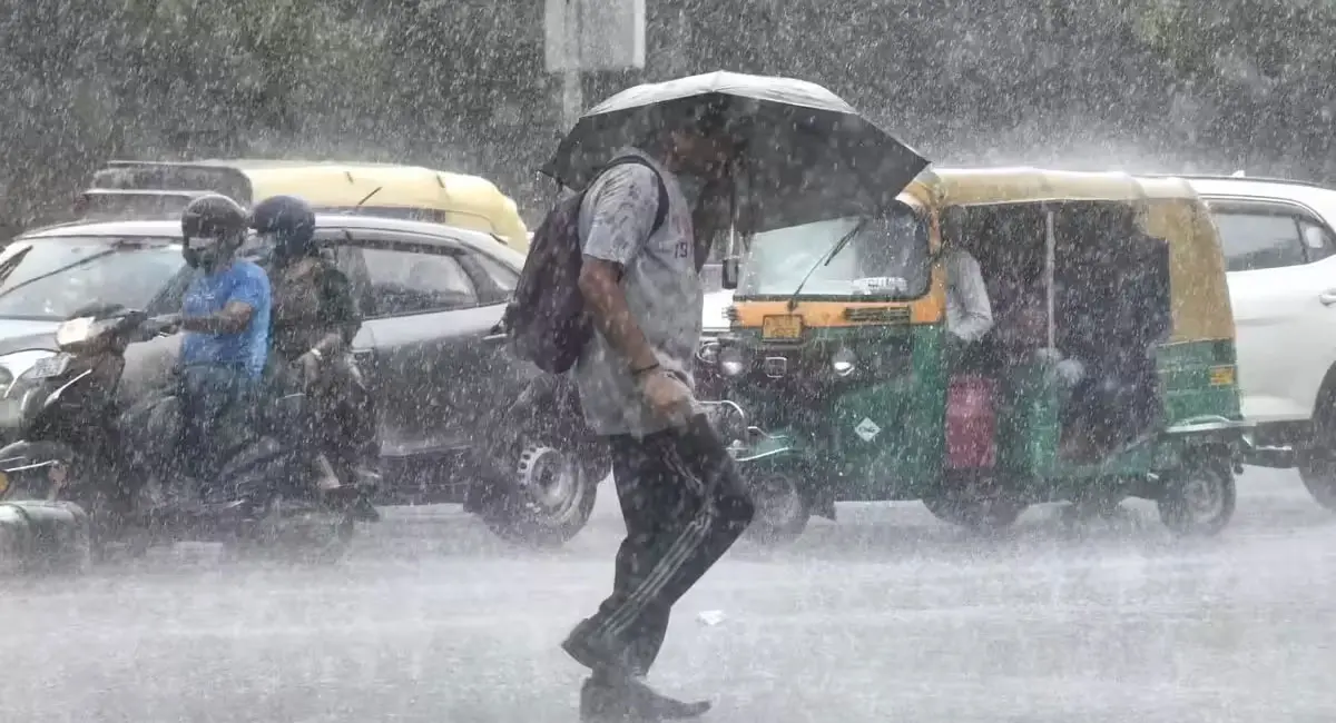 तीन सिस्टम एक्टिव... 11 जिलों में तेज बारिश का अलर्ट, जानें प्रदेश में तूफान 'मोंथा' का कितना असर 