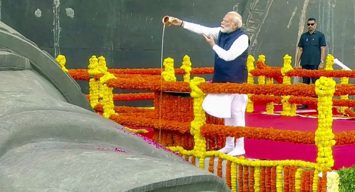PM मोदी ने केवडिया में स्टेच्यू ऑफ यूनिटी पर दी श्रद्धांजलि