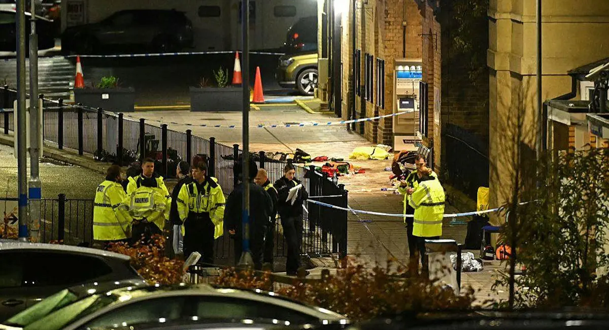 चाकूबाजी में कई यात्री घायल, दो संदिग्ध गिरफ्तार