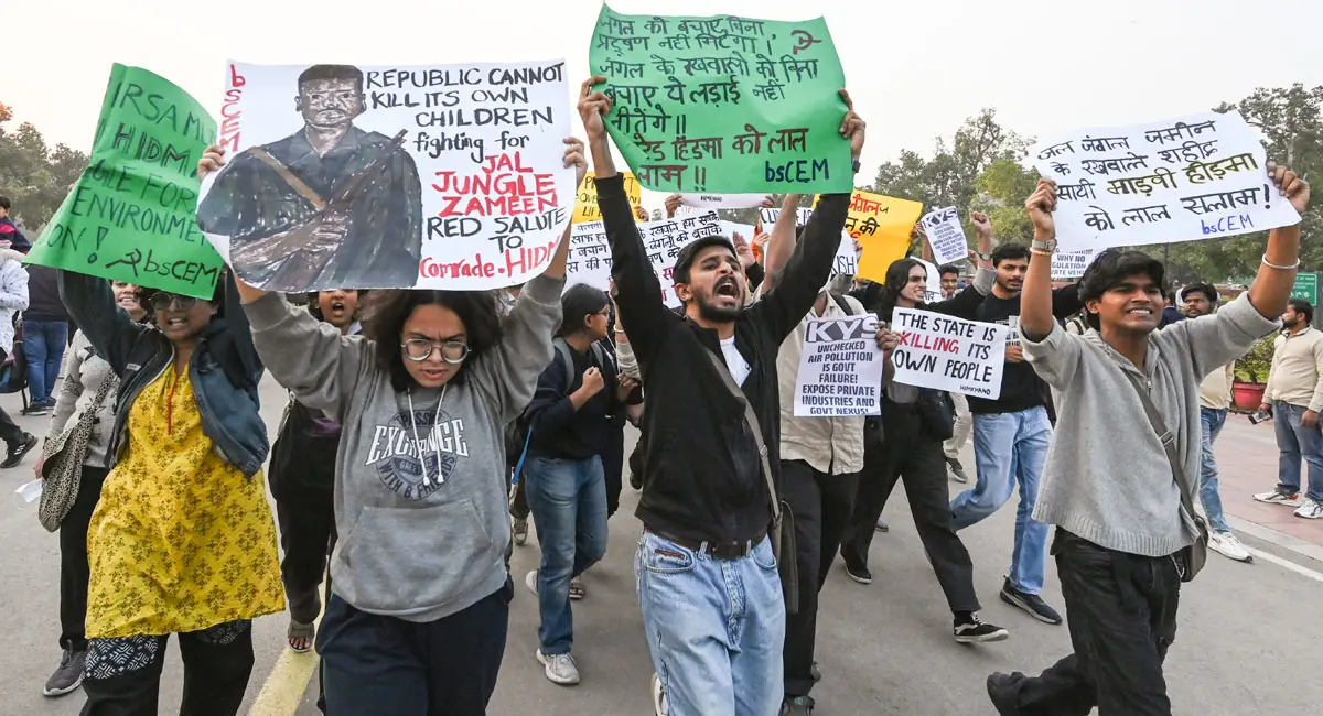 क्लीन एयर के नाम पर लहराए गए हिड़मा के पोस्टर, लाल सलाम के लगे नारे