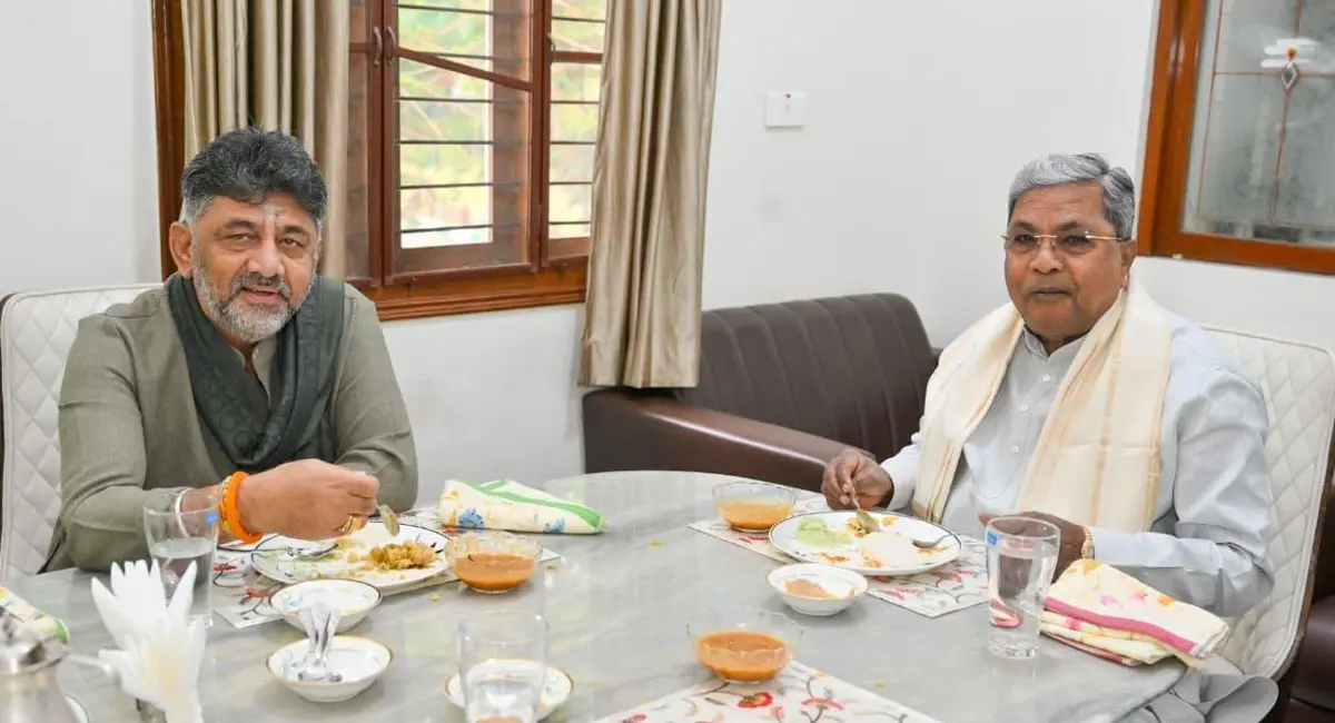 CM आवास पर सिद्धारमैया से मिले शिवकुमार, क्या मिलेगा पावर बैलेंस का फॉर्मूला?