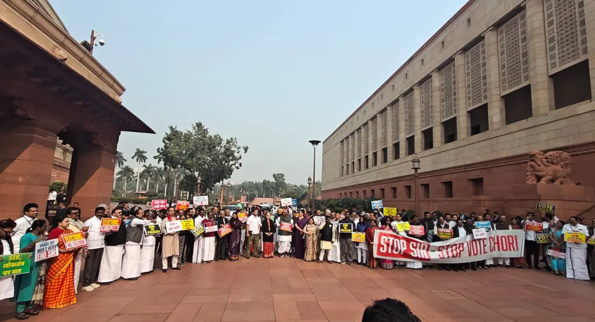 SIR पर दोनों सदनों में विपक्ष का प्रदर्शन, वोट चोर-गद्दी छोड़ के लगे नारे; दूसरे दिन भी नहीं चल पाया कामकाज