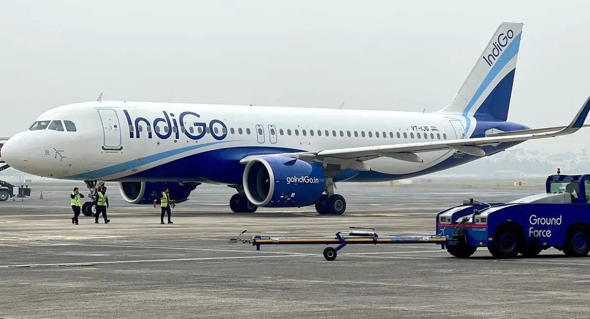 दिल्ली-मुंबई सहित कई एयरपोर्ट पर यात्री परेशान, क्या क्रू की कमी से ठप हुआ ऑपरेशन?