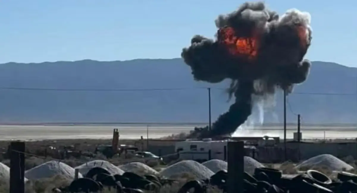 कैलिफोर्निया में F-16 Fighter Jet क्रैश, जमीन से टकराते ही लगी आग; पायलट सुरक्षित