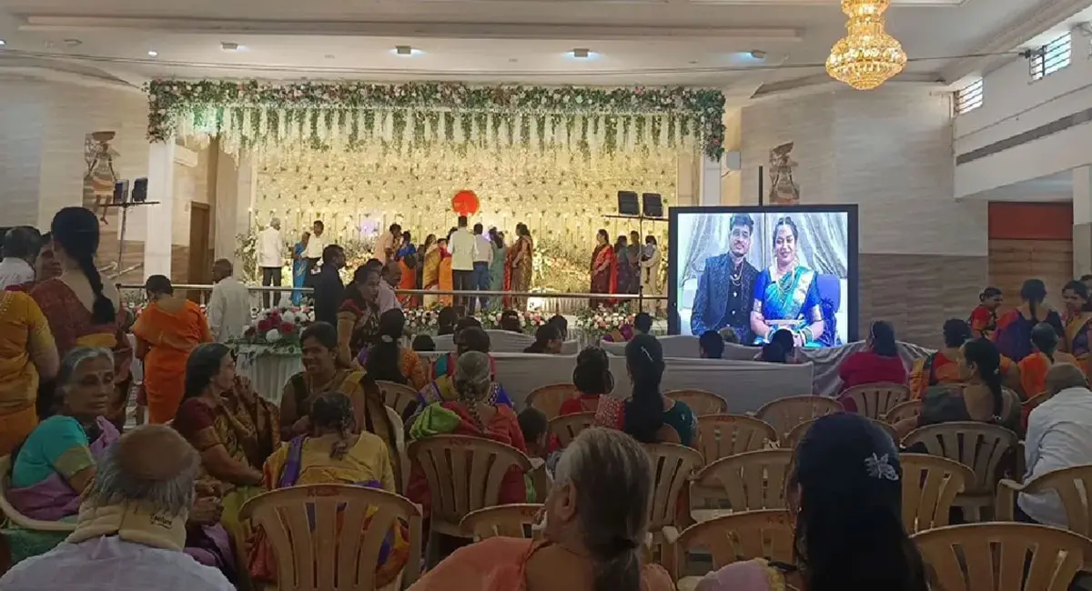 अपने रिसेप्शन में ऑनलाइन जुड़ा कपल 