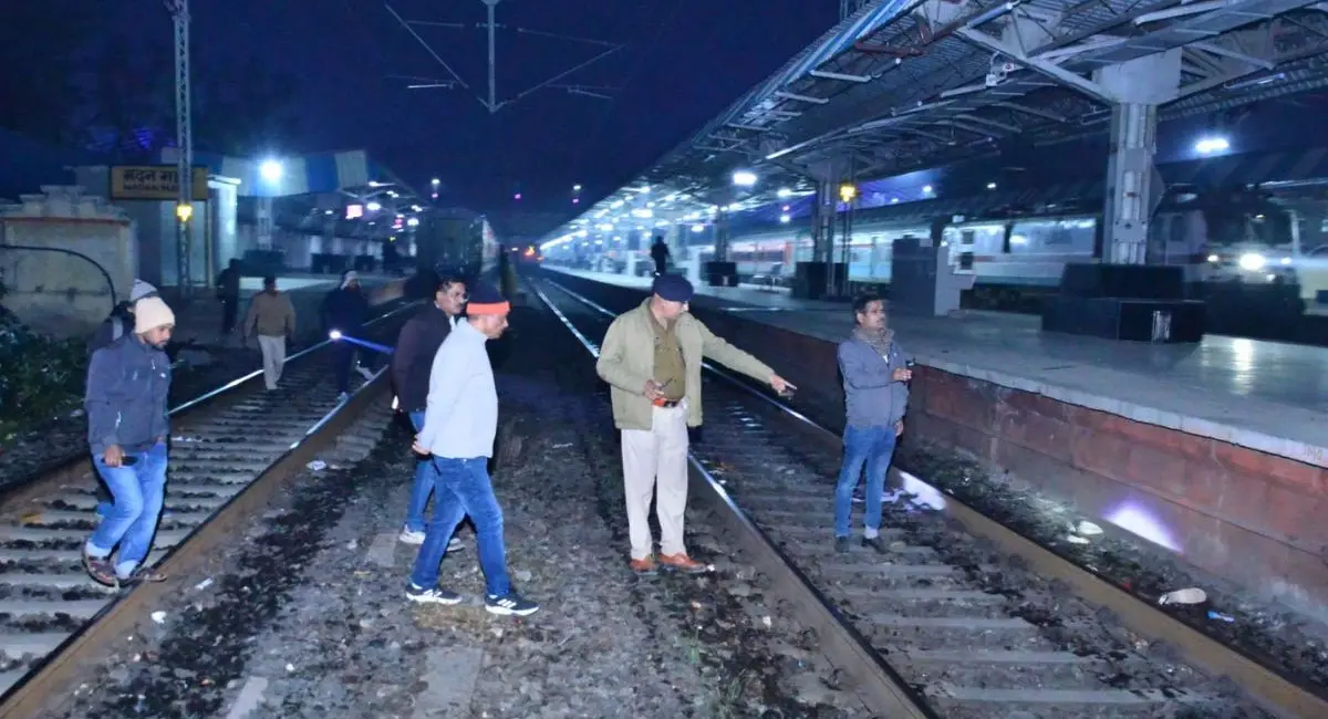पटरी पार करते समय मालगाड़ी की चपेट में आए 6 लोग, एक महिला की मौत