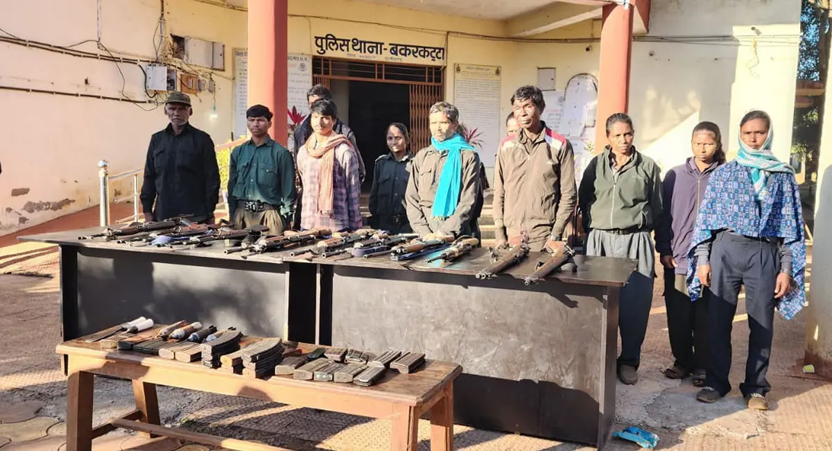 CC मेंबर रामधेर ने 11 साथियों संग किया सरेंडर, नक्सलियों ने खैरागढ़ में डाले हथियार