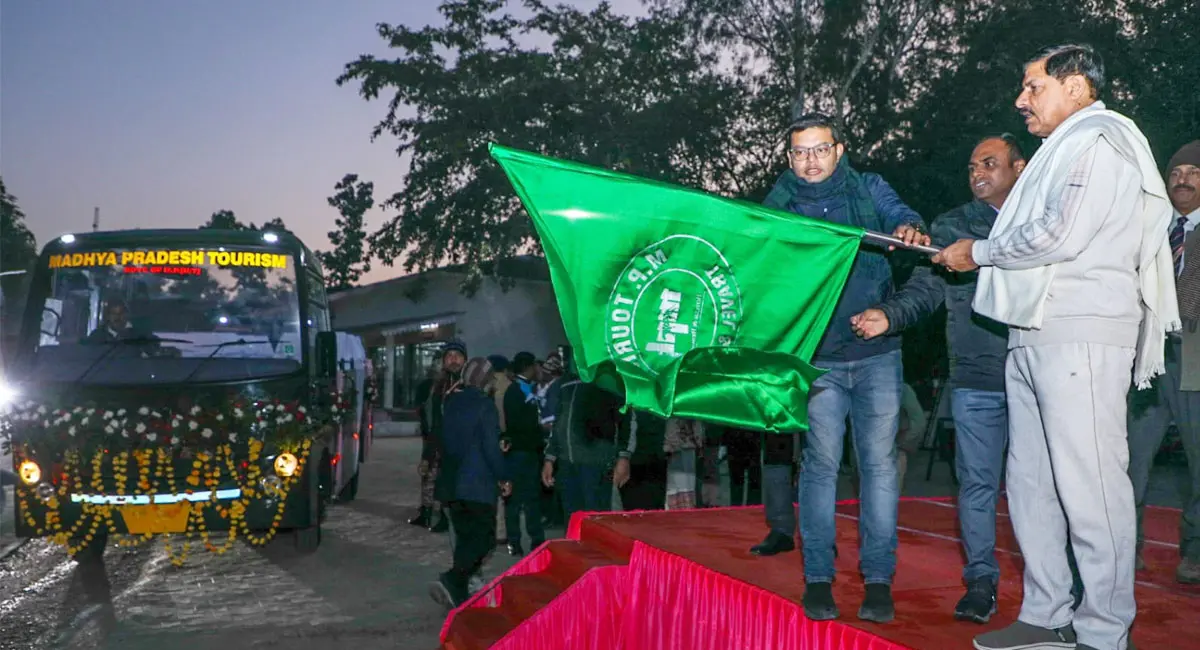 CM मोहन यादव ने पन्ना नेशनल पार्क में 10 नई कैंटर बसों को दिखाई हरी झंडी